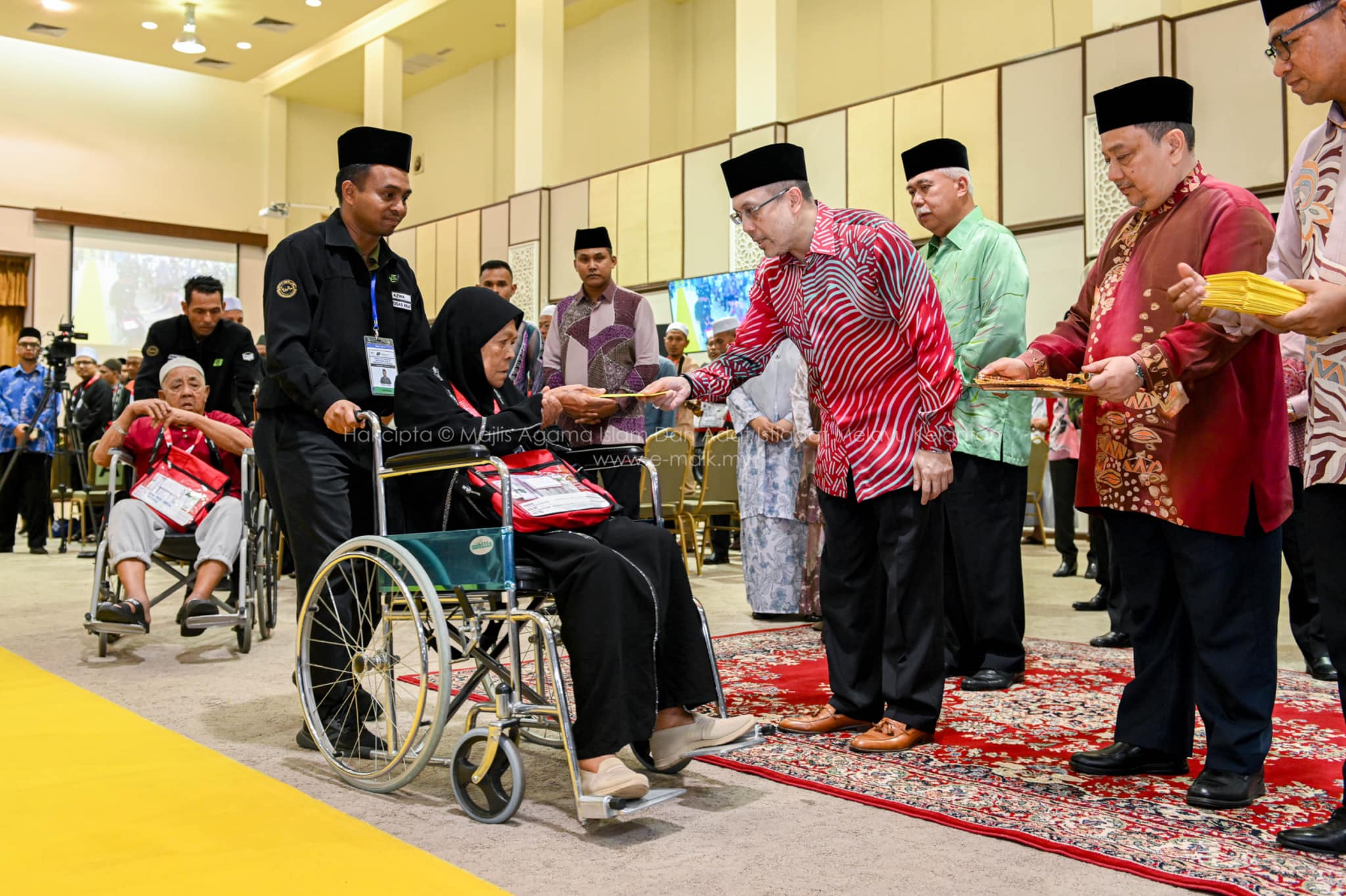 YANG TERAMAT MULIA TENGKU MAHKOTA KELANTAN MERAIKAN JEMAAH HAJI NEGERI KELANTAN KE TANAH SUCI